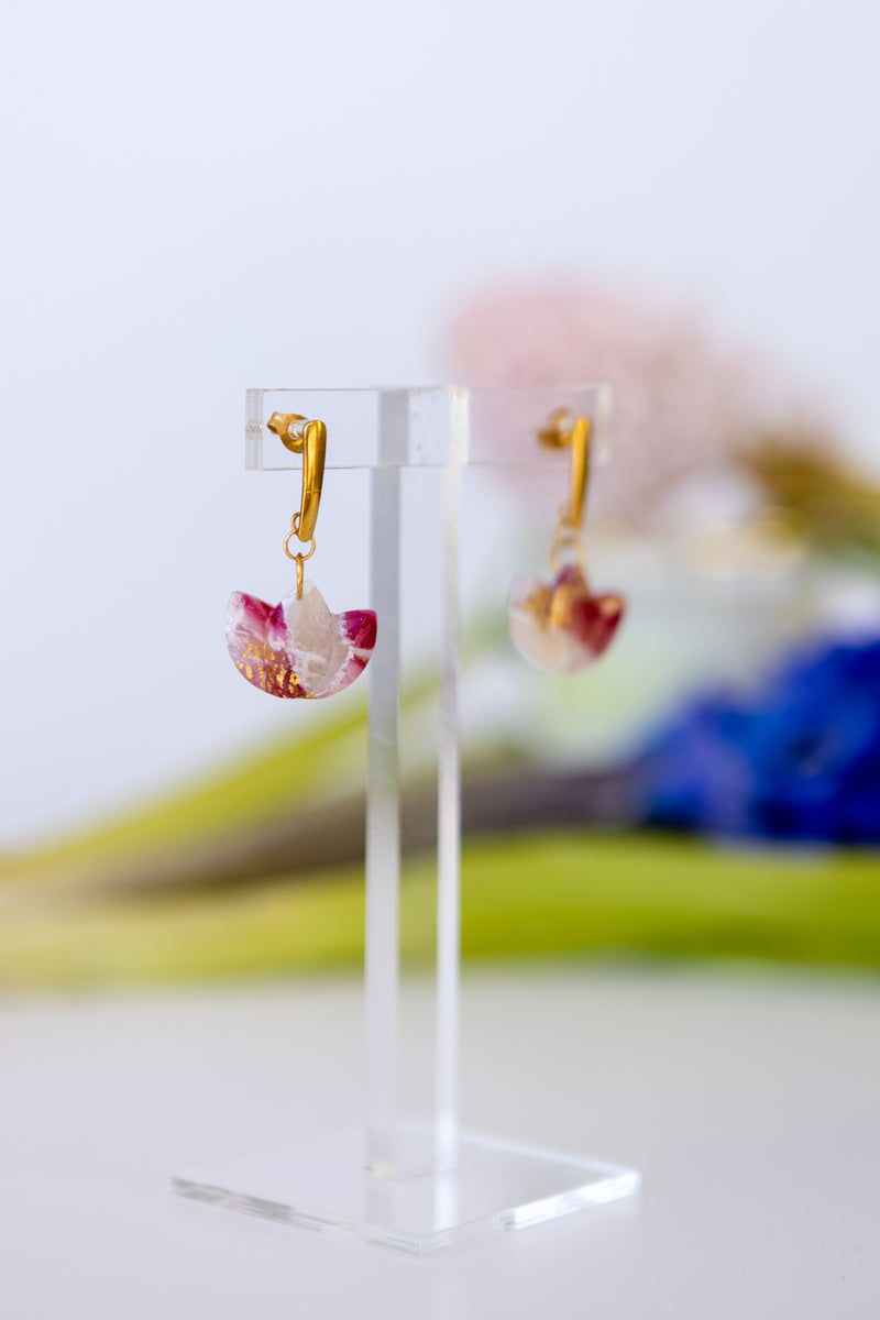 Χειροποίητα σκουλαρίκια από πολυμερικό πηλό σε σχήμα λουλουδιού, με ατσαλινο μακρόστενο σκουλαρίκι σε χρυσό χρώμα.